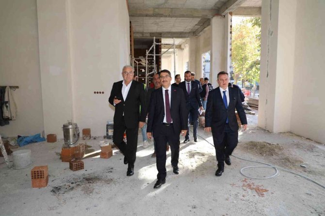 Başkan Çelik, Millet Kütüphanesi Ve Gençlik Merkezi İnşaatını İnceledi