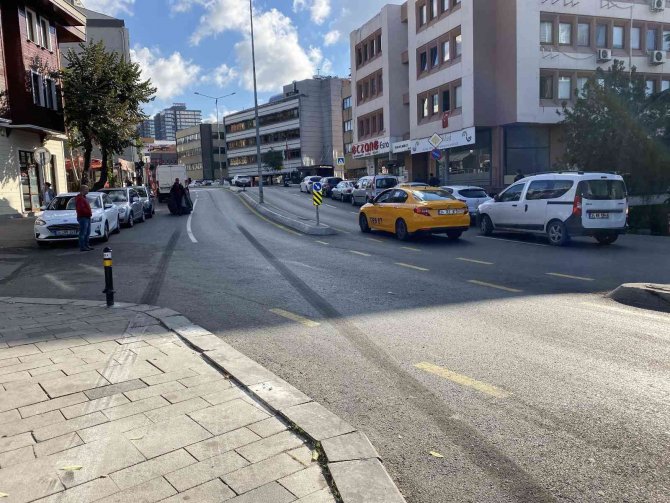 Kadıköy’de Kontrolden Çıkan İ̇ett Otobüsü Müzenin Duvarına Çarptı