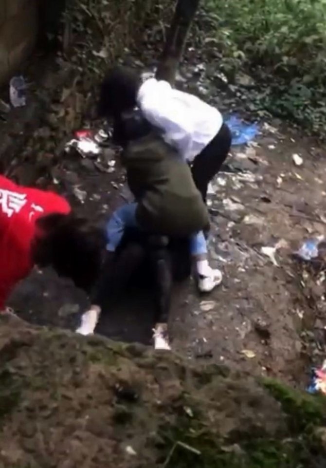 Genç Kızı Dövüp, Saçından Tutup Sürüklediler