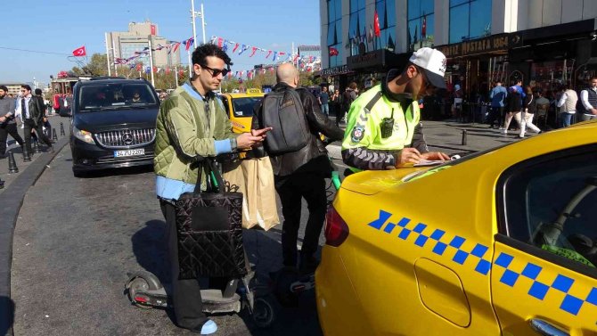 Taksim’de Kaldırımda Scooter Kullananlara Ceza Yağdı