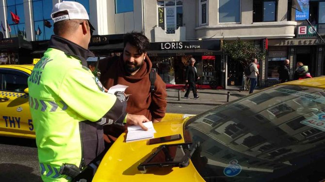 Taksim’de Kaldırımda Scooter Kullananlara Ceza Yağdı