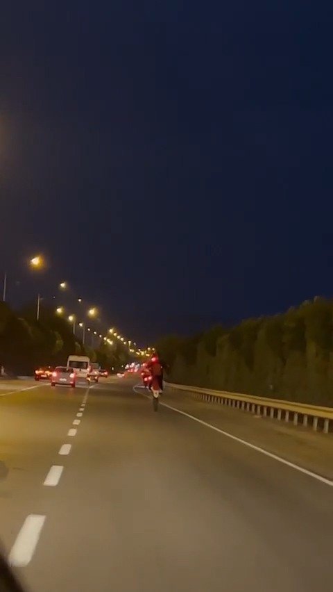 Tek Teker Giden Motosiklet Trafikte Tehlike Saçtı