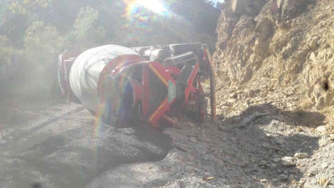 Tunceli’de Beton Mikseri Devrildi