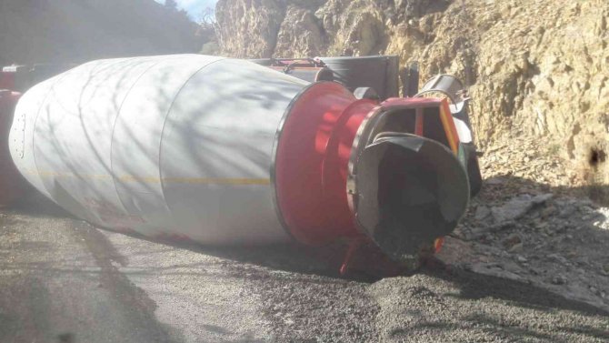 Tunceli’de Beton Mikseri Devrildi