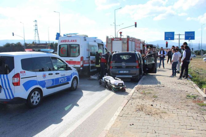 Kırmızı Işıkta Duramayan Araç 3 Araca Çarptı