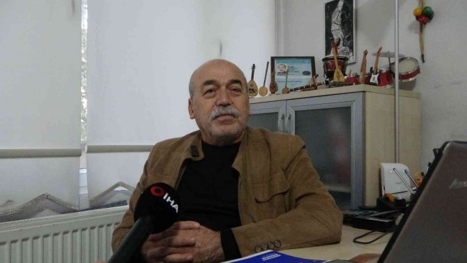 Hem Çalıyor Hem Söylüyor Hem Öğretiyor