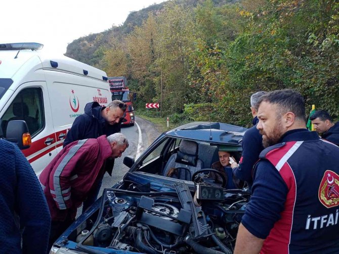 Kamyondan Düşen Tomruğa Çarpan Otomobil Sürücüsü Yaralandı