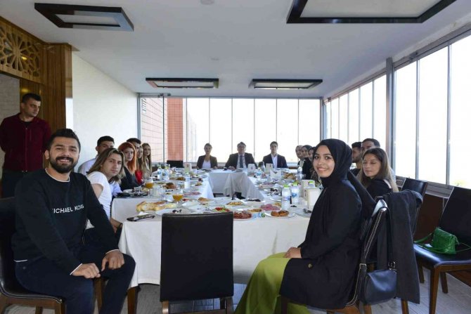 Rektör Özölçer, Öğrenci Temsilcileriyle Bir Araya Geldi