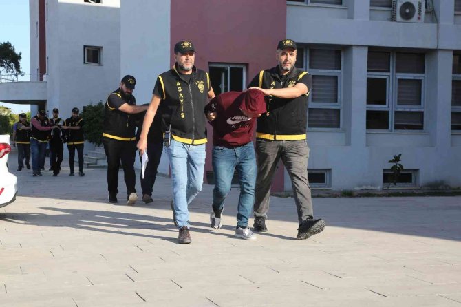 Bir Şahsı Sokak Ortasında Soyup Yüzünü Jiletle Kesen 3 Kişi Tutuklandı