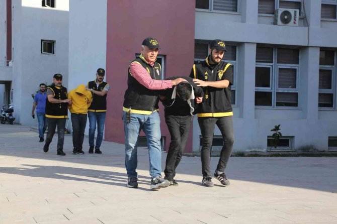Bir Şahsı Sokak Ortasında Soyup Yüzünü Jiletle Kesen 3 Kişi Tutuklandı