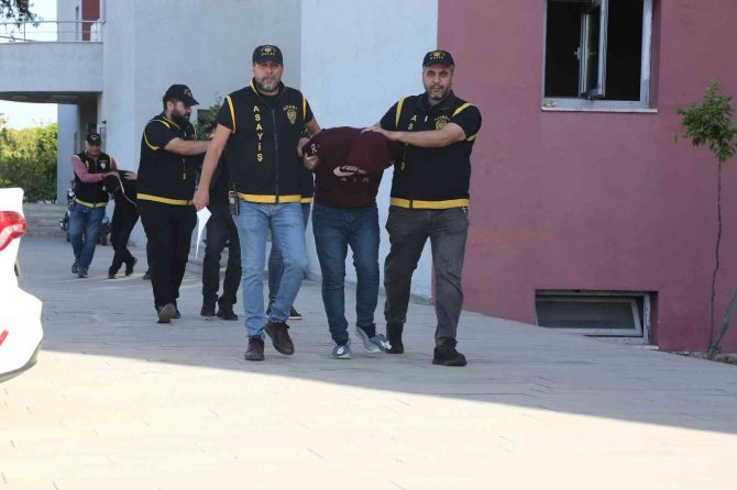 Bir Şahsı Sokak Ortasında Soyup Yüzünü Jiletle Kesen 3 Kişi Tutuklandı