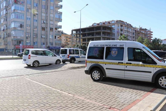Emekli Öğretmen Yalnız Yaşadığı Dairede Ölü Bulundu