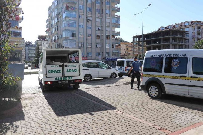 Emekli Öğretmen Yalnız Yaşadığı Dairede Ölü Bulundu
