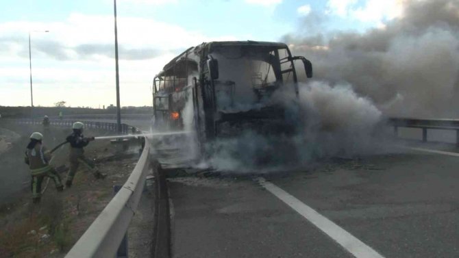 Kuzey Marmara Otoyolu’nda Yanan Yolcu Otobüsü Alev Topuna Döndü