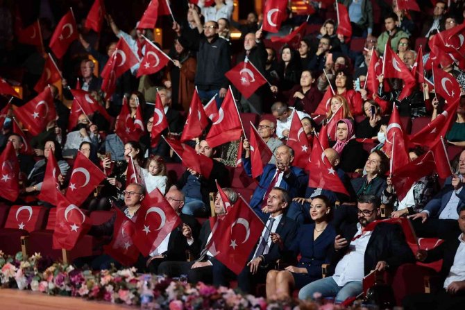 Denizli’de Cumhuriyet Konseri İzleyenleri Mest Etti