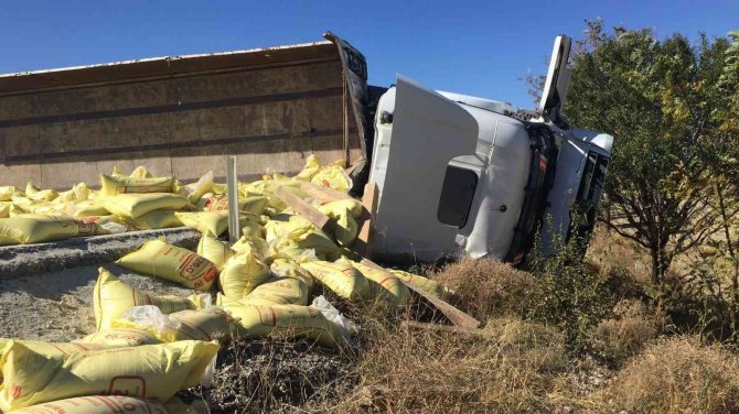 Devrilen Gübre Yüklü Tır Yolu Trafiğe Kapattı