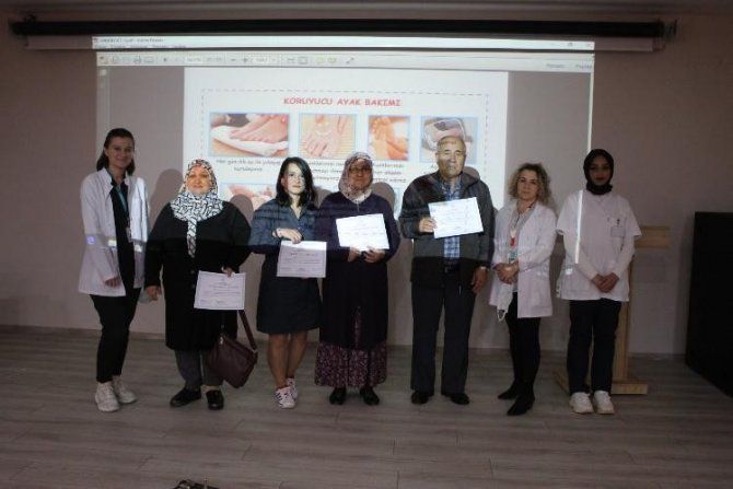 Diyabet Okulundan Mezun Olanlara Diplomaları Verildi