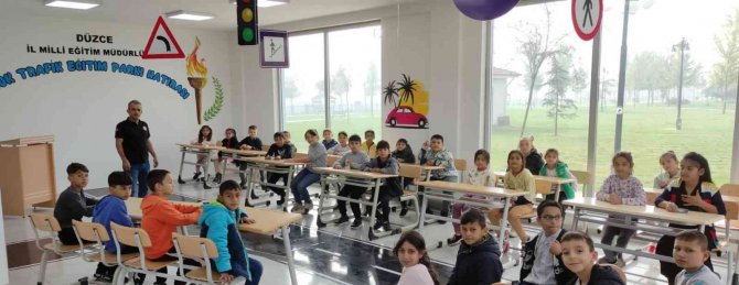 Çocuklara Trafik Uygulamalı Anlatılıyor