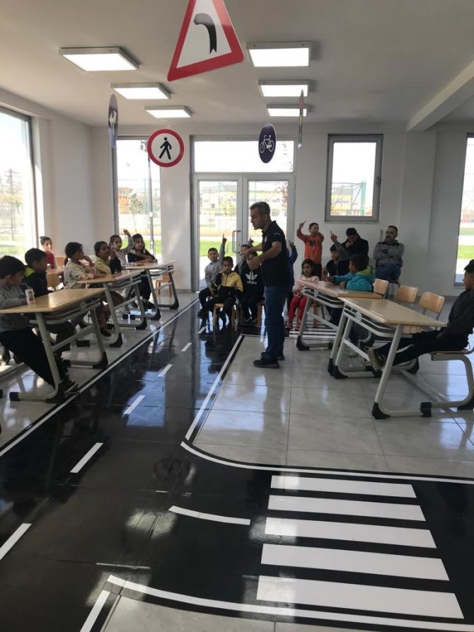Çocuklara Trafik Uygulamalı Anlatılıyor
