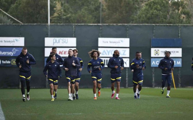 Fenerbahçe, İ̇stanbulspor Maçı İçin Kampa Girdi