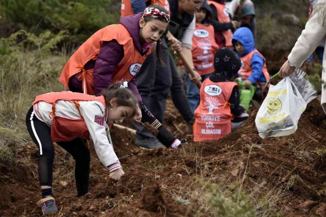 Cumhuriyet Bayramı’nda 200 Fidanı Toprakla Buluşturdular