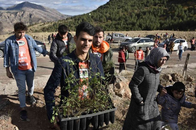 Cumhuriyet Bayramı’nda 200 Fidanı Toprakla Buluşturdular