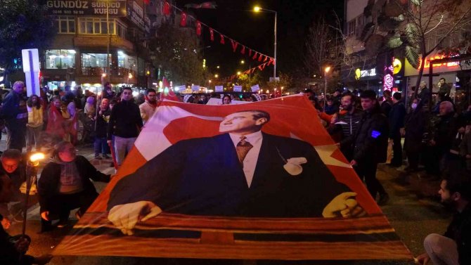 Cumhuriyetin 99. Yıl Kutlamaları Fener Alayı İle Devam Etti