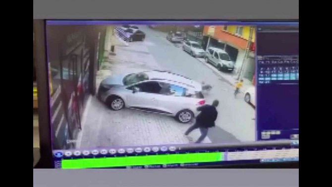 Sancaktepe’de Bir Vatandaş Köpek Korkusundan Arabanın Üstüne Çıktı