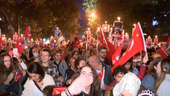 Kadıköy’de 29 Ekim Coşkusu Cumhuriyet Yürüyüşü’yle Kutlandı
