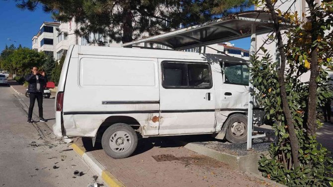 Otomobille Çarpışan Panelvan Durağa Daldı