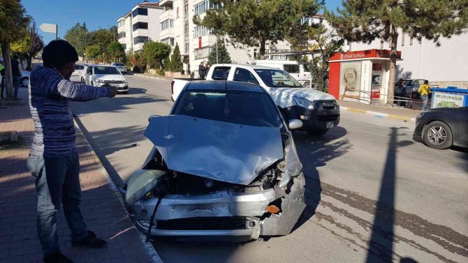 Otomobille Çarpışan Panelvan Durağa Daldı