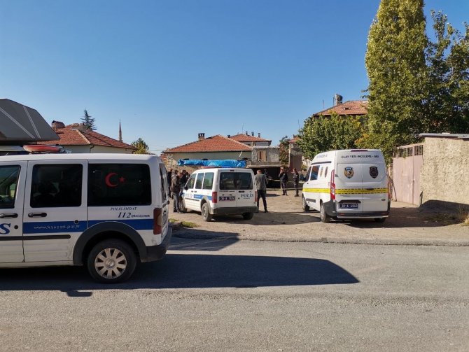 Kayseri’de Otomobil İçerisinde Kadın Ve Erkek Cesedi Bulundu