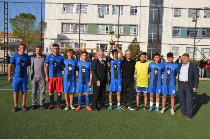 Kırkağaç’ta 29 Ekim Futbol Turnuvasında Şampiyon Anadolu İ̇mam Hatip Lisesi