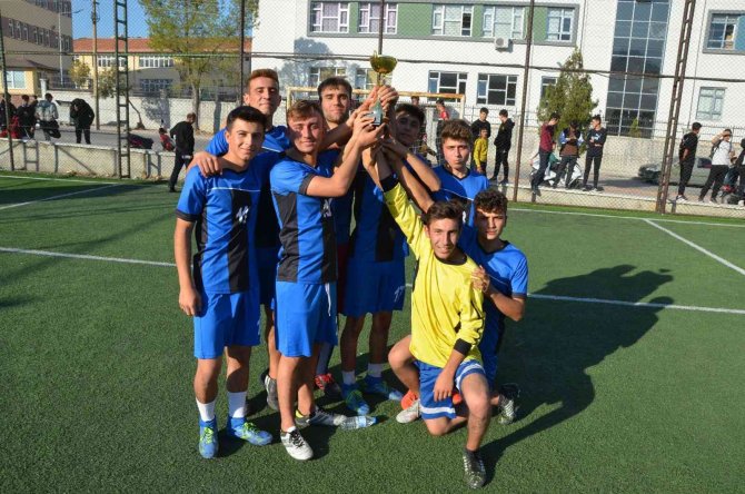 Kırkağaç’ta 29 Ekim Futbol Turnuvasında Şampiyon Anadolu İ̇mam Hatip Lisesi