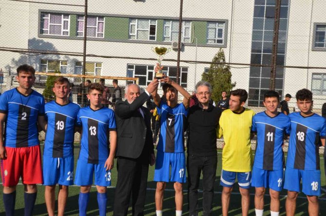 Kırkağaç’ta 29 Ekim Futbol Turnuvasında Şampiyon Anadolu İ̇mam Hatip Lisesi