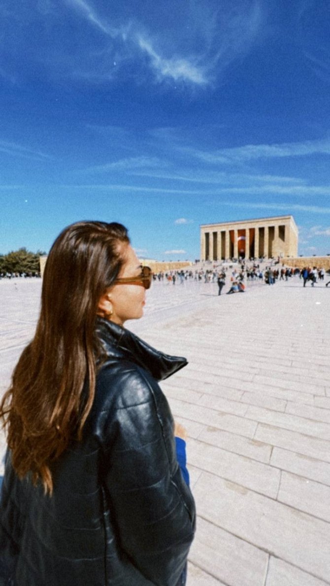 Sanatçı Ebru Yaşar’dan Anıtkabir Ziyareti