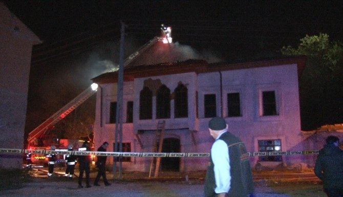 Konya’da Tarihi Bina Alev Alev Yandı
