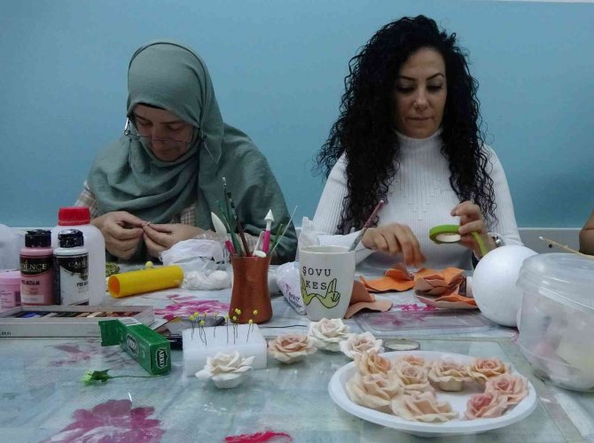 Çiçekçilik Kursu Onlara Terapi Gibi Geliyor