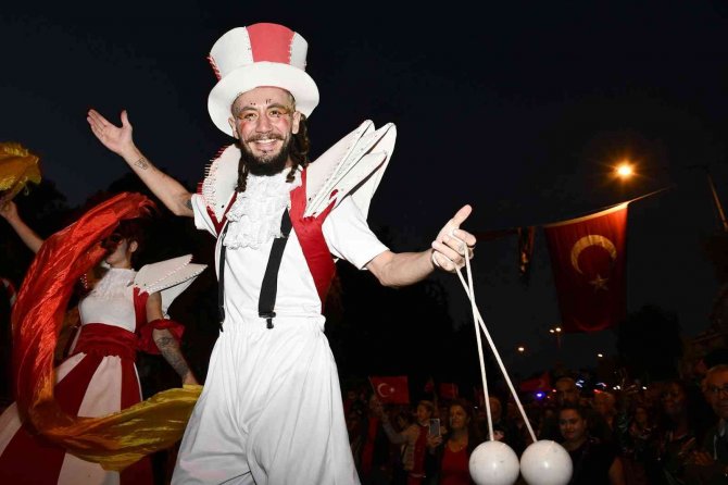 Kuşadası 5 Kilometre Uzunluğundaki Kortej İle Cumhuriyet İçin Yürüdü