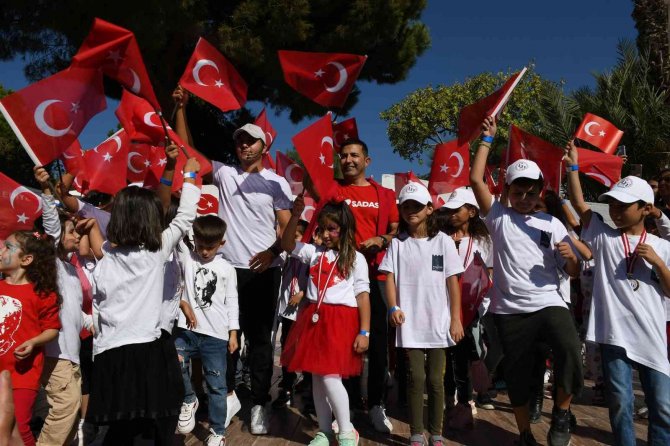 Kuşadası’nda Cumhuriyet Çocukları Spor Şenliği Yapıldı