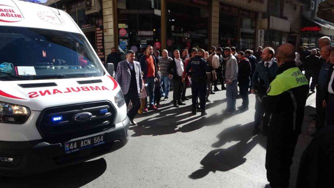 Minibüsün Altında Kalan Kadın Metrelerce Sürüklendi