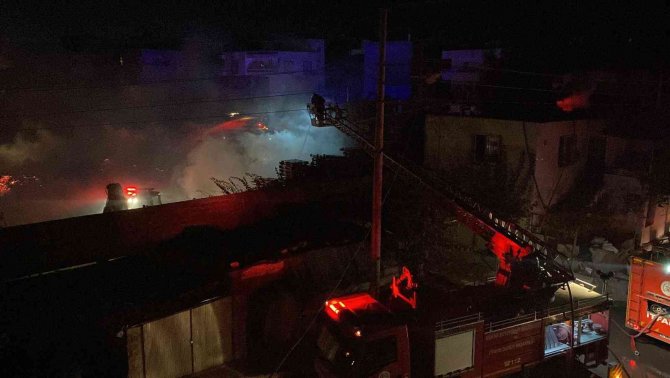 Mersin’de Palet Fabrikasındaki Yangın Kontrol Altına Alındı