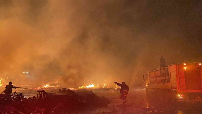 Mersin’de Palet Fabrikasında Korkutan Yangın