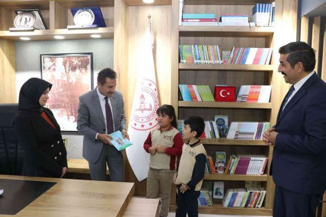 Minik Öğrenciler Hayallerini Kitaplaştırdı