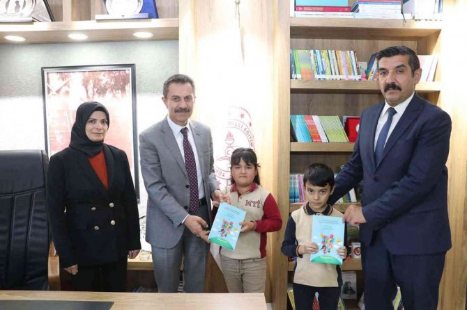 Minik Öğrenciler Hayallerini Kitaplaştırdı