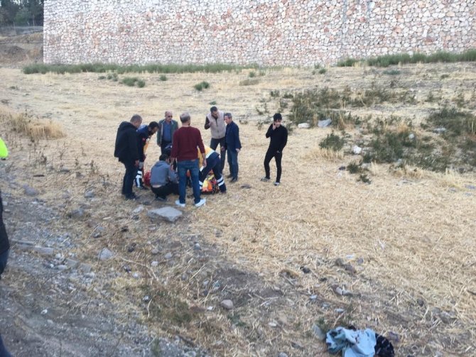 Motosiklet Şarampole Uçtu: 1’i Ağır 2 Yaralı