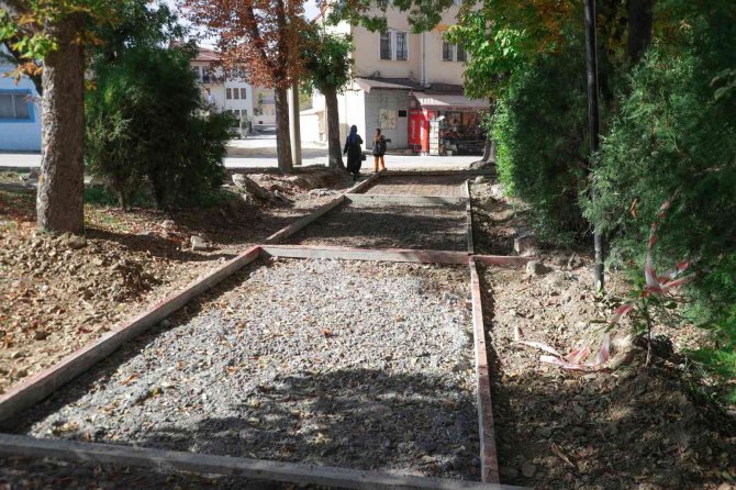 Ressam Ahmet Yakupoğlu Parkı’nda Yenileme Çalışmaları Devam Ediyor
