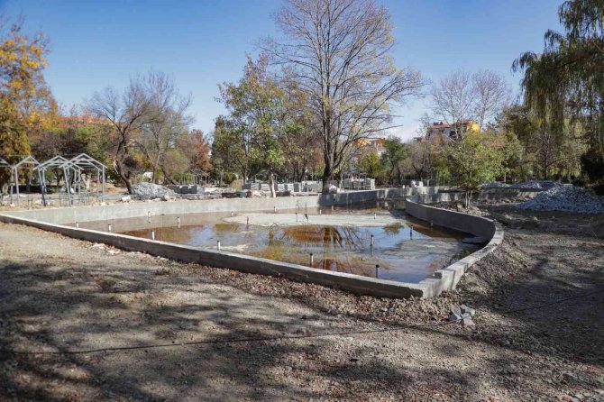 Ressam Ahmet Yakupoğlu Parkı’nda Yenileme Çalışmaları Devam Ediyor
