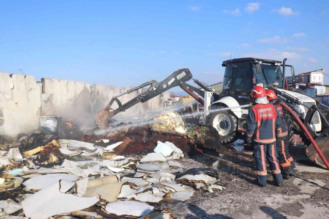 Yatak Süngeri Üreten Tesiste Korkutan Yangın