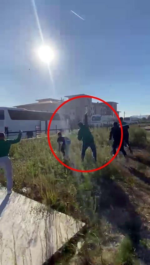 Taraftarlar Birbirine Girdi, Silah Sesleri Korkuttu